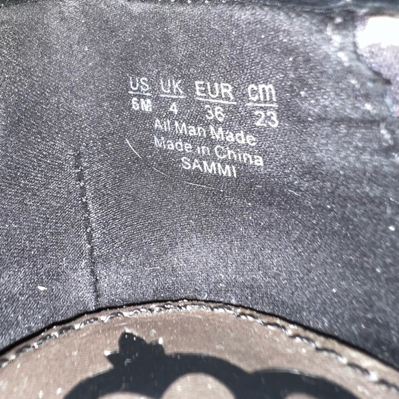 Pumps by Fergie size 6 - Picture 6 of 7